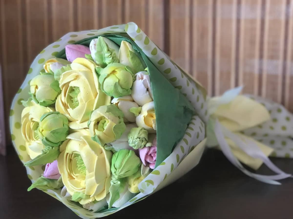 Букет из жёлтых пионов