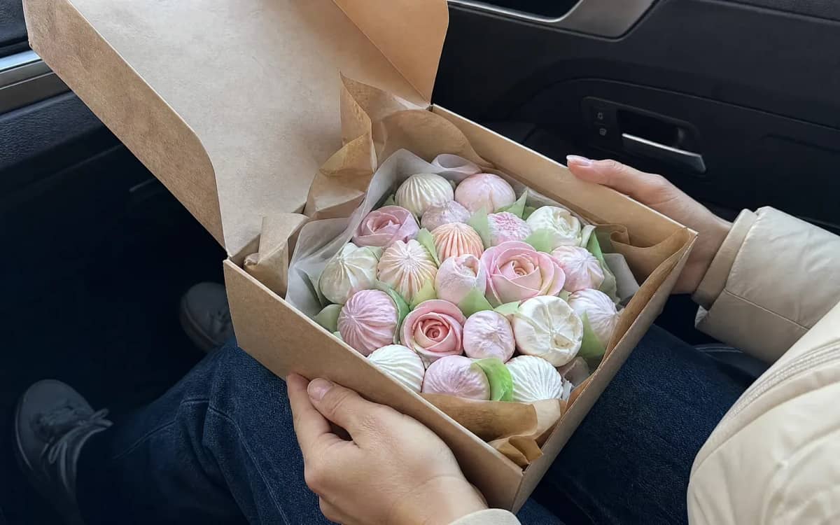 Зефирный букет в коробке, упакованный для перевозки, в руках