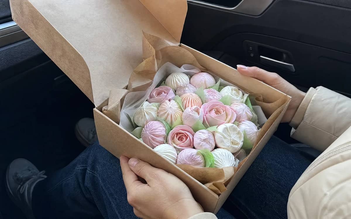 Зефирный букет в коробке, упакованный для перевозки, в руках