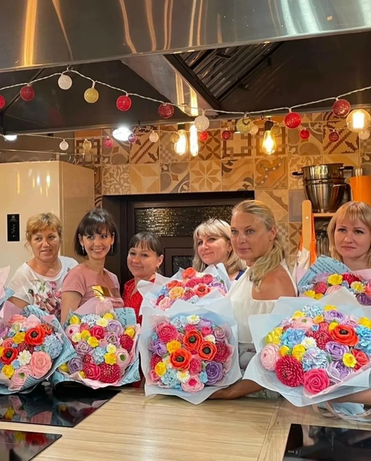 Ученицы мастер-класса Нева.Зефир с готовыми зефирными букетами