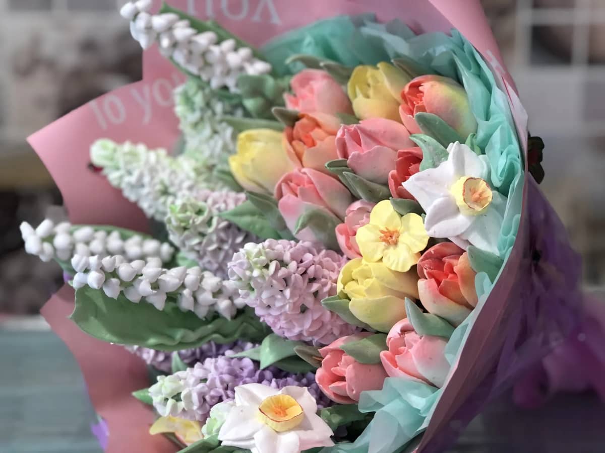 Весенний букет с сиренью и ландышами