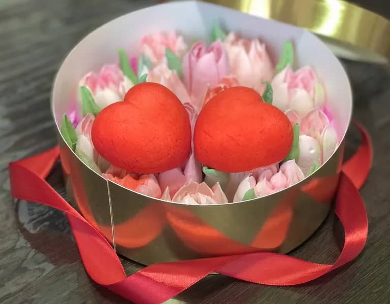 Круглая золотая коробочка