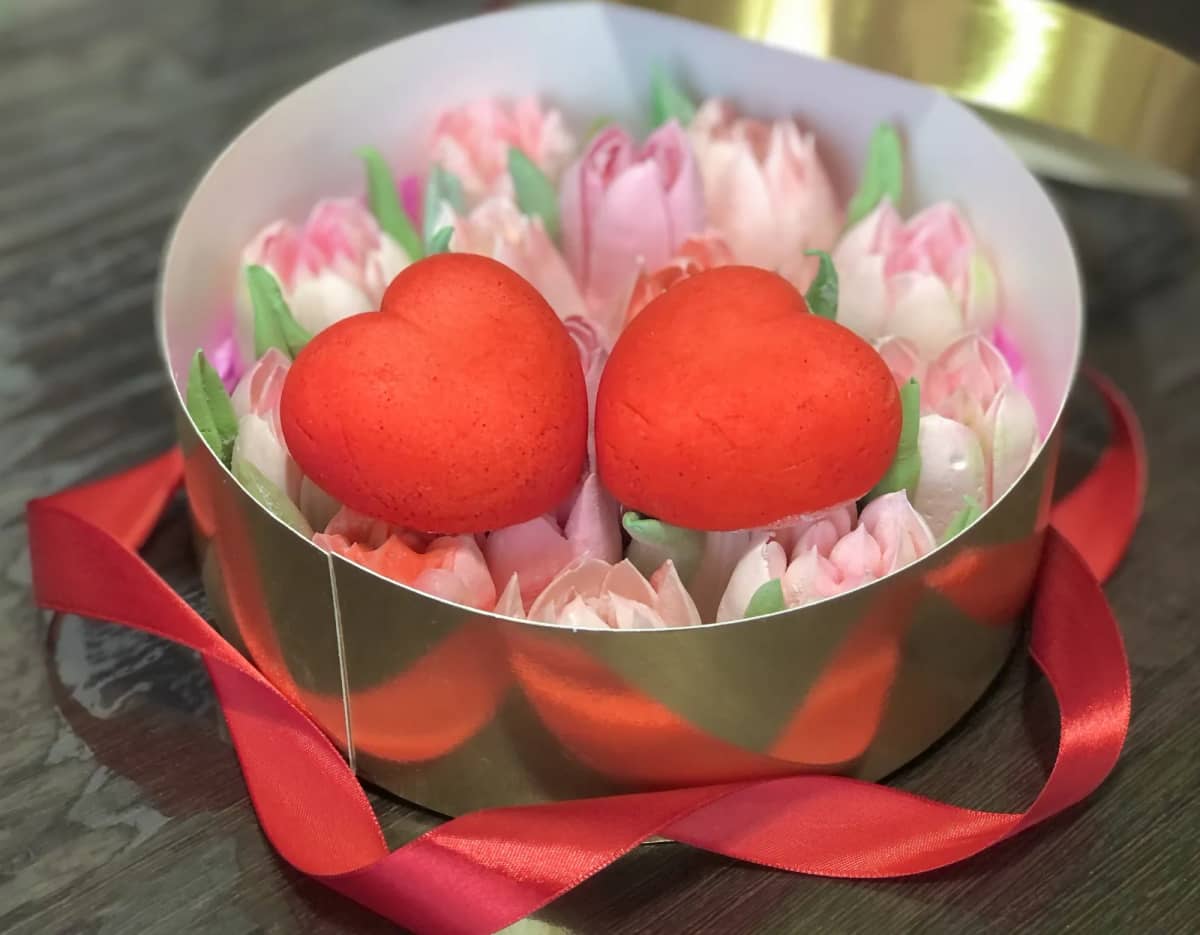 Круглая золотая коробочка