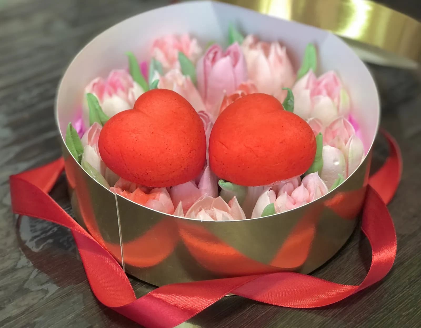Круглая золотая коробочка