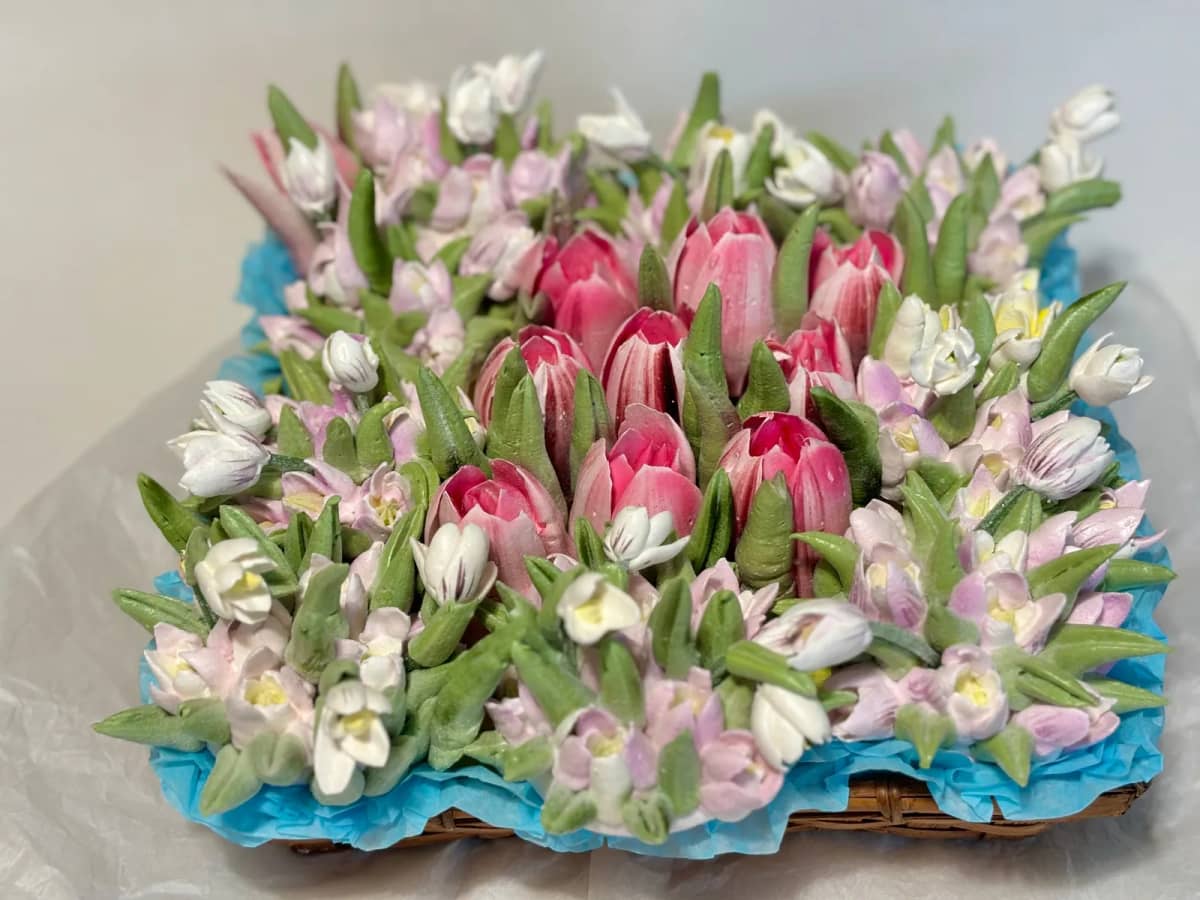 Корзина с подснежниками